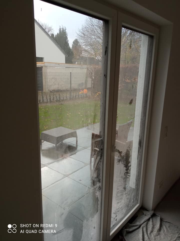 Zabrudzone drzwi tarasowe przed myciem