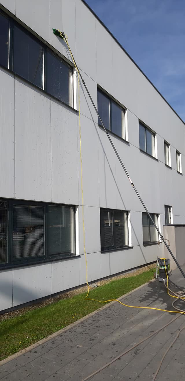 Mycie elewacji budynku szczotka teleskopowa
