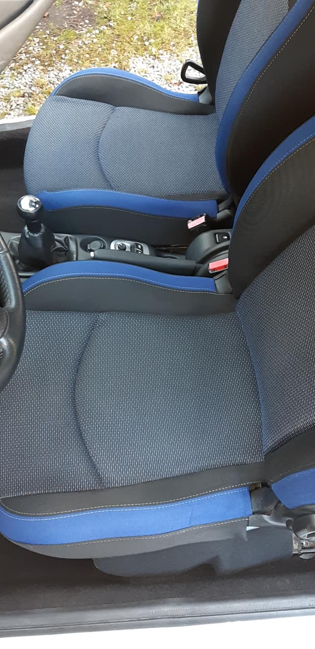 Czyste fotele samochodowe po praniu tapicerki